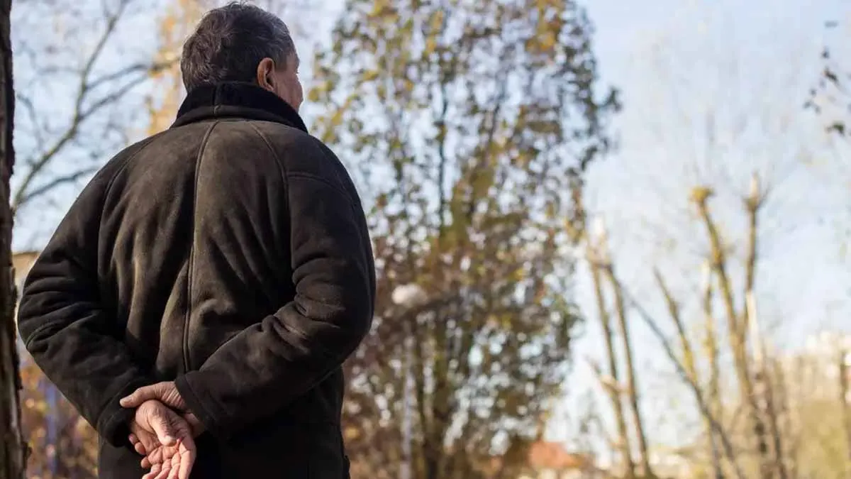 Was das Gehen mit den Händen am Rücken verrät